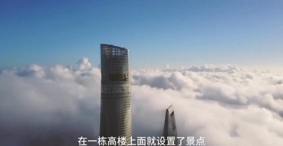 每天600人排队体验“跳楼”，玻璃倾斜那一刻，尖叫声刺破云霄
