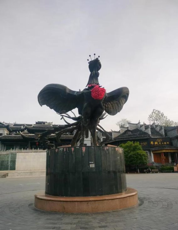 凤凰古城的晨昏：在光影流转中窥见千年岁月