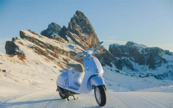 Vespa 946 Snake蛇年限量版：致敬蛇年，演绎冬日优雅风尚