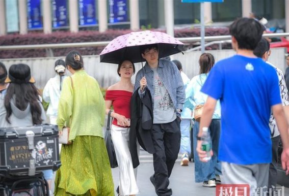 立夏高温未减游兴，武汉市民热情迎接假期尾声