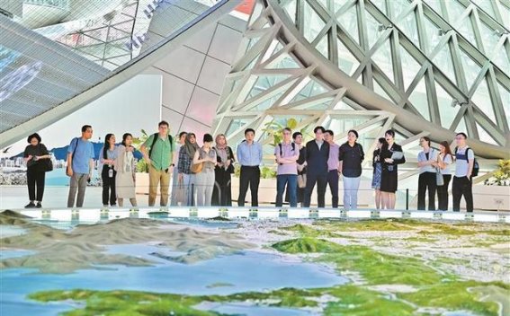 深圳，宝藏旅游城市的国际化探索深圳作为中国南方的重要入境旅游城市，近年来以其独特的魅力和现代化的发展迅速吸引了全球目光。特别是在最近举办的“品味深圳 畅游山海”外宾考察团活动中，来自全球各地的旅游行业代表们深入体验了这座城市的多样面貌和丰富文化。