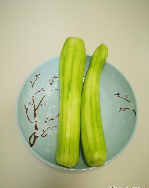 丝瓜鸡蛋别总做汤了，试试这样做，外焦里鲜香，几分钟就搞定，赞