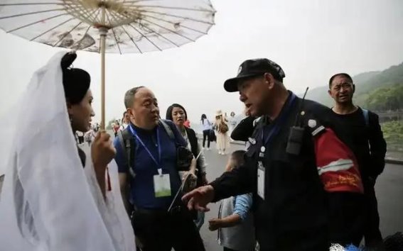 西湖保安与荣昌网红接纳：景区管理的两种态度