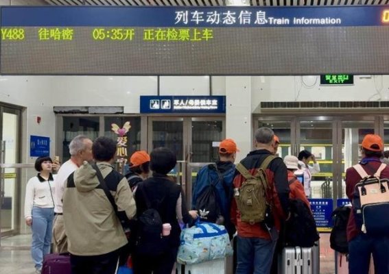 广铁银发专列开行 让“银发族”慢游体验新升级