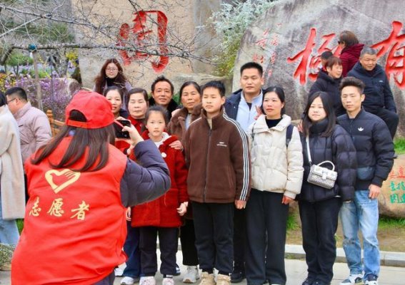 东湖樱花园圆满闭园：游客突破百万，春天的温暖与文化的碰撞