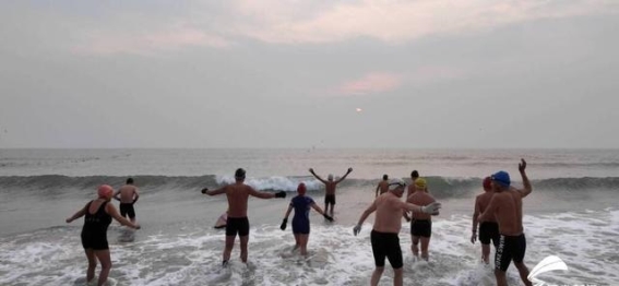 冬泳元宵：寒冷中的勇气与欢庆