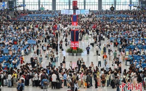 贵阳北站五一假期返程人潮涌动，旅客匆忙归途