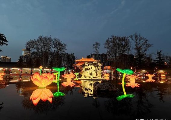 西安兴庆宫公园：夜游与人潮的变迁