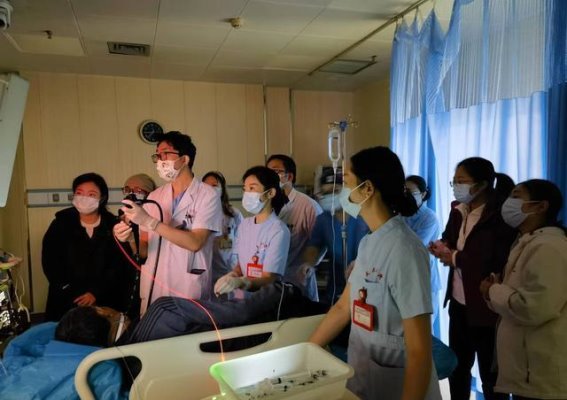 光动力治疗的探索与交流：华西医院与兰大二院的合作之旅