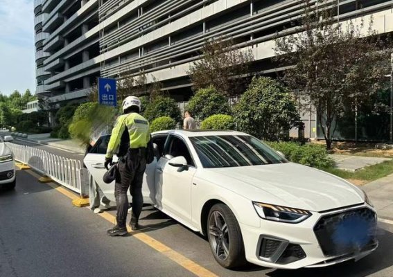 急！小朋友突发高烧，东新交警飞速送医