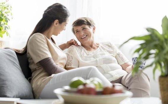 儿媳十年如一日精心照料瘫痪婆婆，直到她离世，感天动地的孝心故事