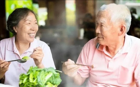 鸡蛋，营养的双刃剑：老年人饮食的新思考