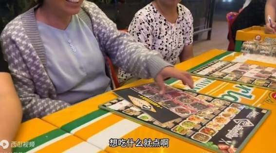 哈哈的接风洗尘：社交智慧的较量