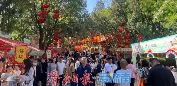五一假期济南公园景区迎来游客高峰 热情服务与文化活动打造难忘体验