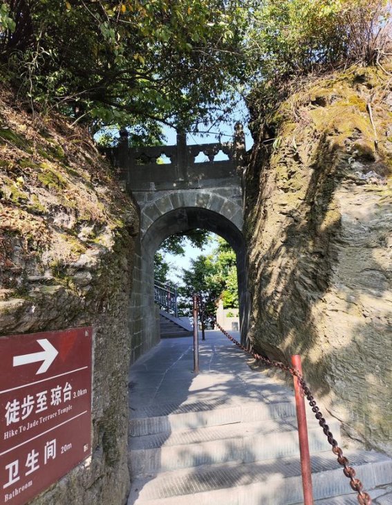 自驾游武当山：探秘道教圣地的壮丽与深远