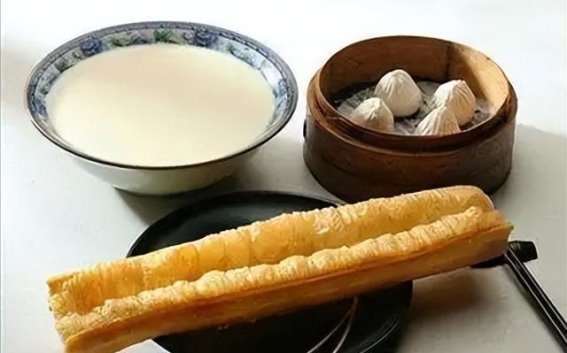 每天吃油条喝豆浆的老人，半年内可能发生的4种健康变化