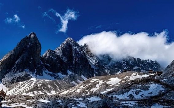 玉龙雪山游玩全攻略：如何应对高海拔与严寒天气