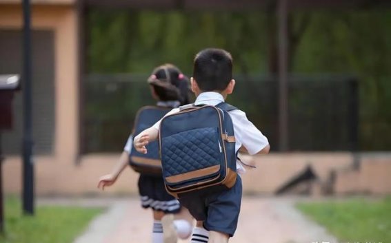 孩子总是喜欢趴桌子、平躺休息，可能是脊柱侧弯的预警信号