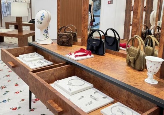 南京西路成韩国游客新宠，他们的打卡路线你跟得上吗