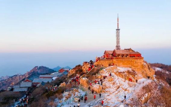 泰山景区因寒潮天气暂停开放，游客安全是首要考量