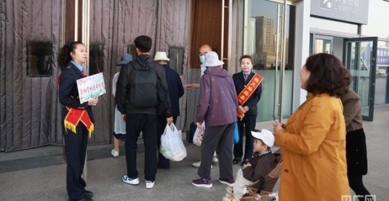 青海首趟“银发赏花专列”启程，34分钟带您走进春天的花海