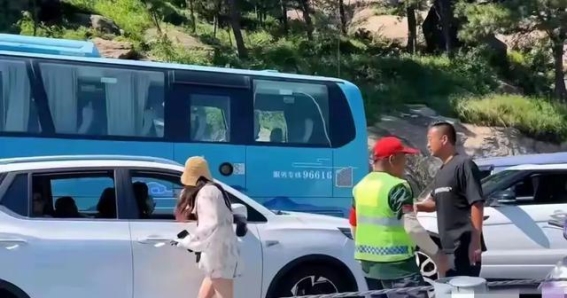 路虎女车主逆行霸道，掀起公众愤怒！